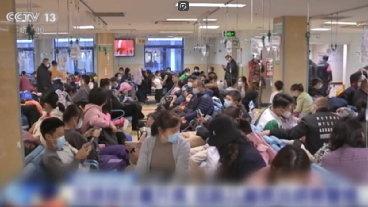 隨著天氣轉冷,北京兒童醫院發熱門診接診量明顯增加。(圖/CCTV-13)