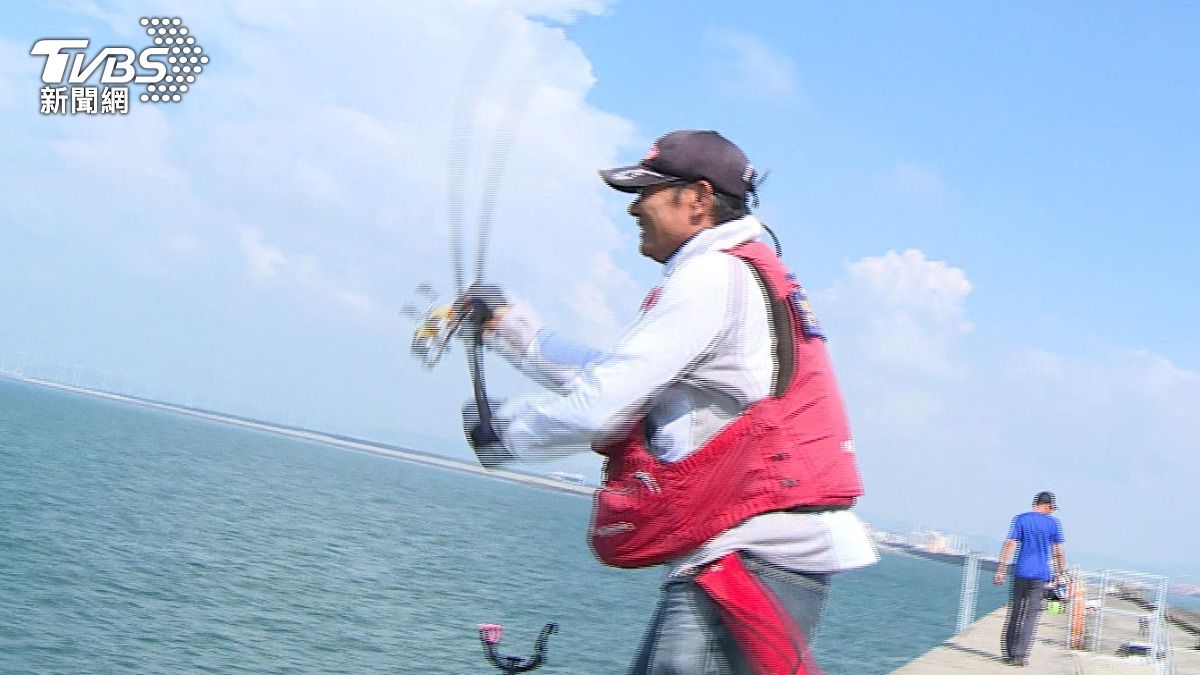 拋竿釣魚不僅是為了捕獲魚獲，更是享受休閒樂趣的方式。(圖／TVBS)  