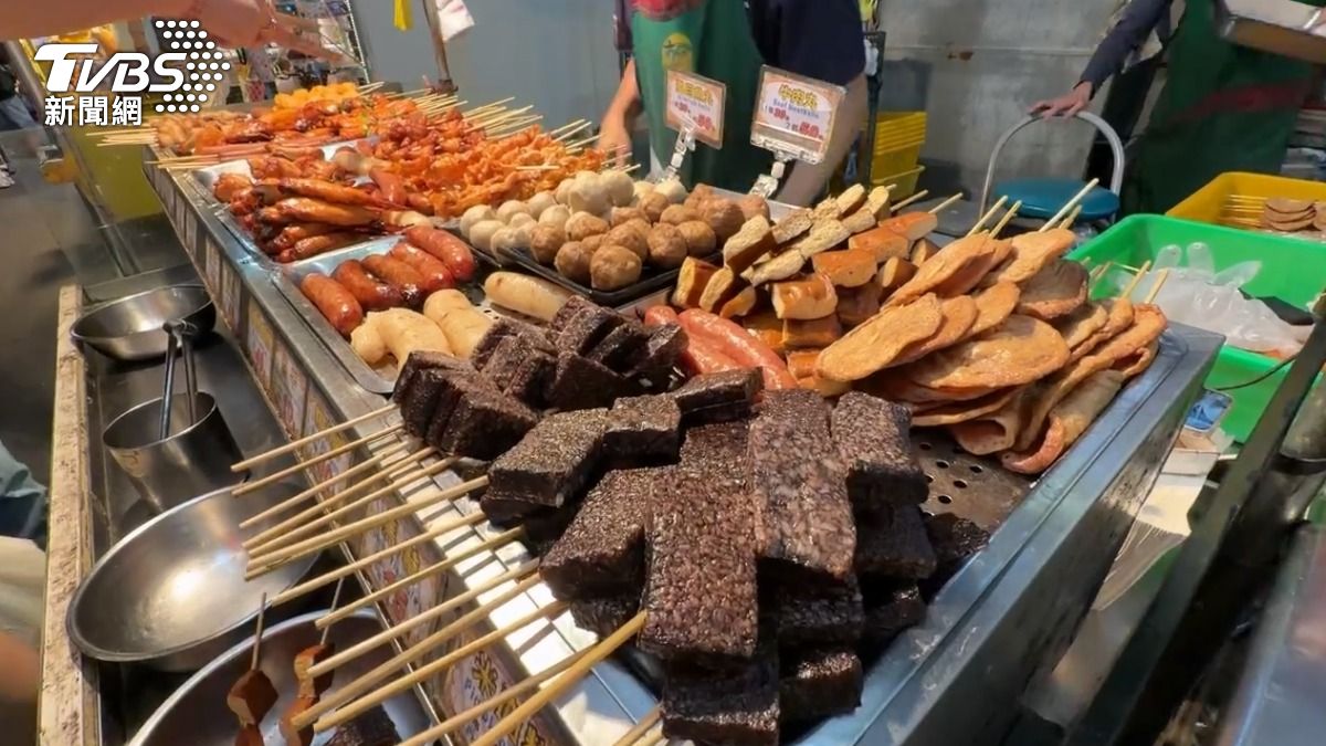 這家位於六合夜市的攤販提供多樣串燒選擇,包括棒棒腿、雞翅和熱狗等品項。(圖/TVBS)
