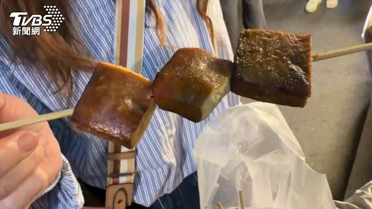 由於不同顧客對食物口感的描述出現矛盾,有人說乾有人說濕,顯示產品品質不夠穩定。(圖/TVBS)