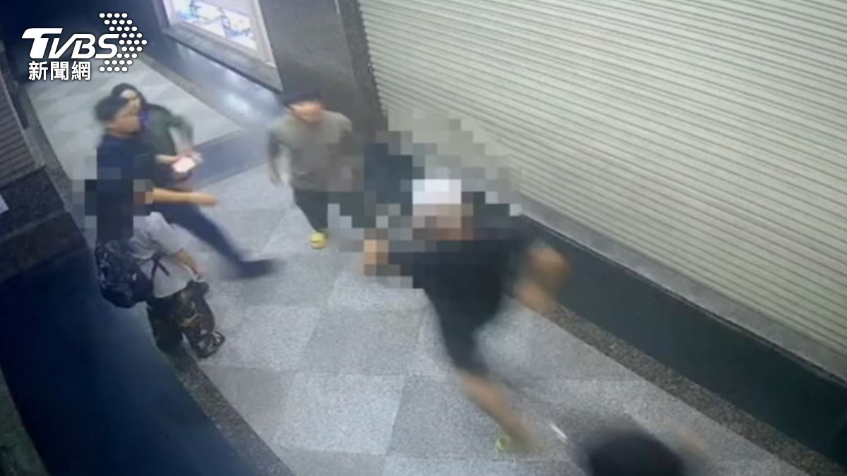 寵物店業者合作美容師引發糾紛,控對方男友掐脖攻擊。(圖/TVBS)