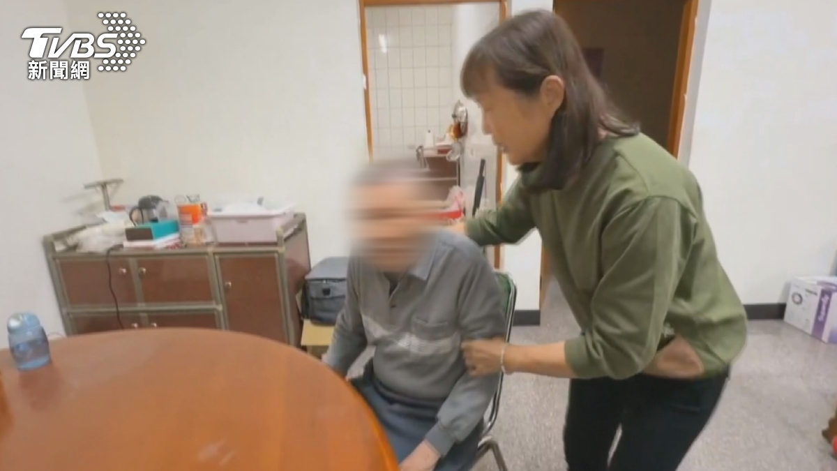 二媳婦照料老父親，親自打點三餐，反駁不是綁架，而是老父親自願一起生活。（圖／TVBS）