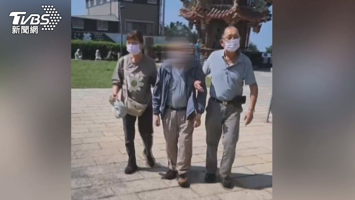 次子和二媳婦攙扶老先生進入廟宇，強調將老先生接來一起住後，就會帶他四處遊玩。（圖／TVBS）