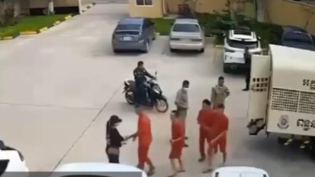 阮女扮成家屬混入停車場,抓到機會直接遞給囚犯手槍。(圖/翻攝自柬中時報)