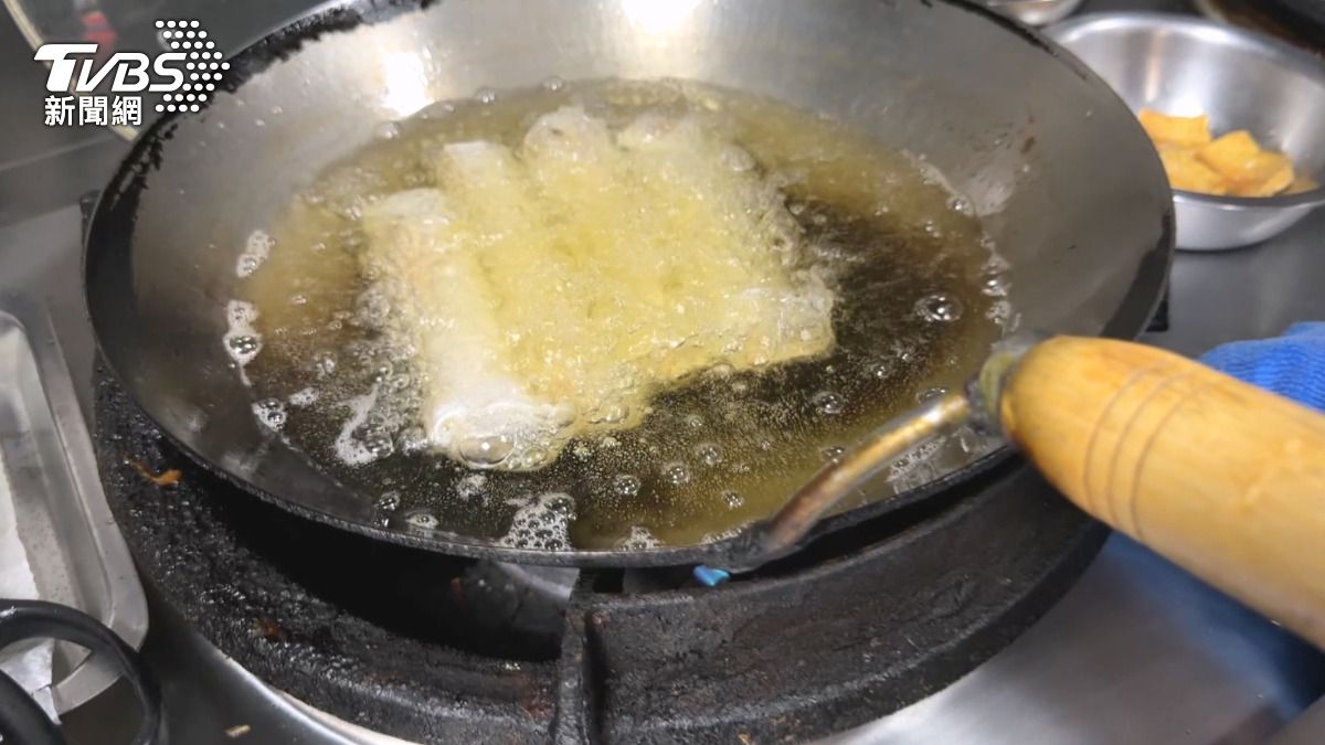 外籍生炸春捲忘關火！同住女室友受困二樓陽台　火舌吞噬整棟透天厝。(圖／TVBS)  
