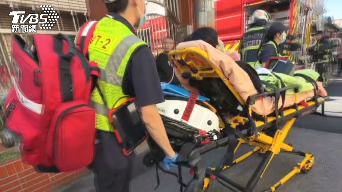 現場初步勘查顯示，燃燒面積約2平方公尺，所幸沒有造成重傷或死亡。(圖／TVBS)  