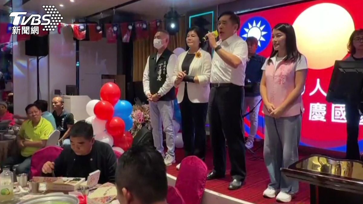 國民黨主席鄭麗文回到雲林故鄉出席活動,與過去在黨主席選舉中力挺郝龍斌的雲林張家重修舊好。(圖/TVBS)