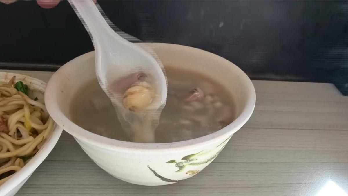 四神湯暗藏「指頭大菸蒂」　50年老麵店惹食安疑慮。(圖／民眾提供)