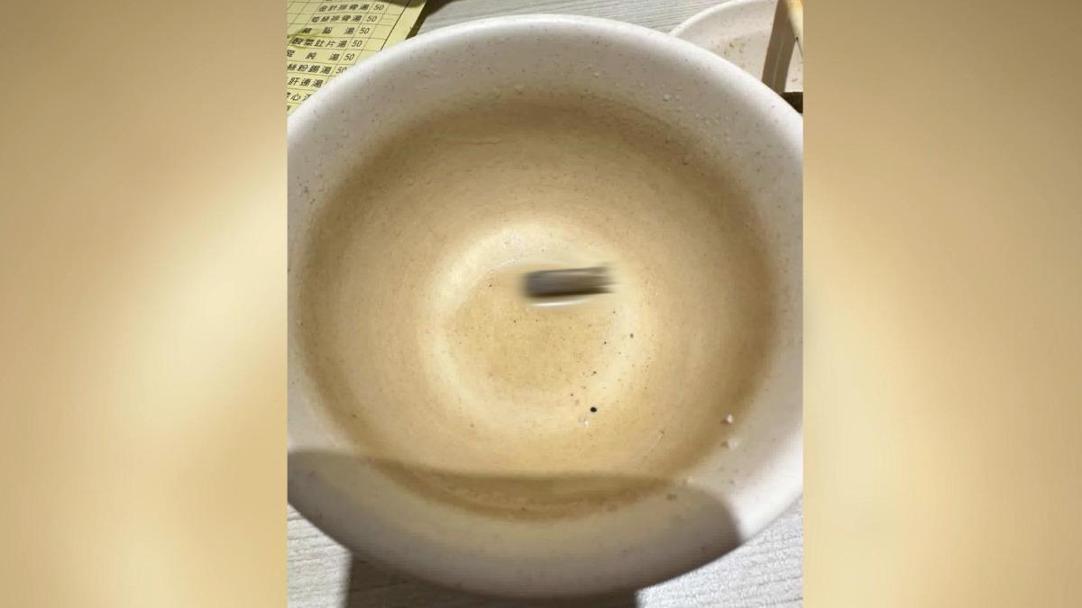 顧客在四神湯中發現長約半個手指頭的菸蒂及黑色煙灰。(圖／民眾提供)