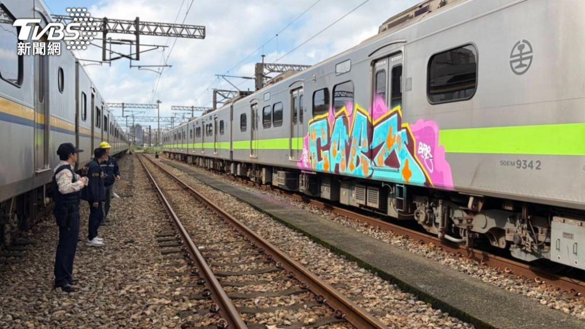 塗鴉當下無法完全清除，經過編組後順利發車，班次延誤5分鐘。（圖／TVBS）