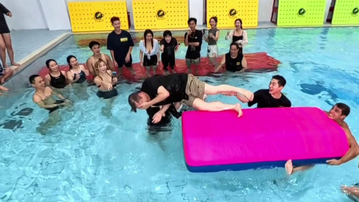 胡瓜玩遊戲突摔落。(圖/民視提供)