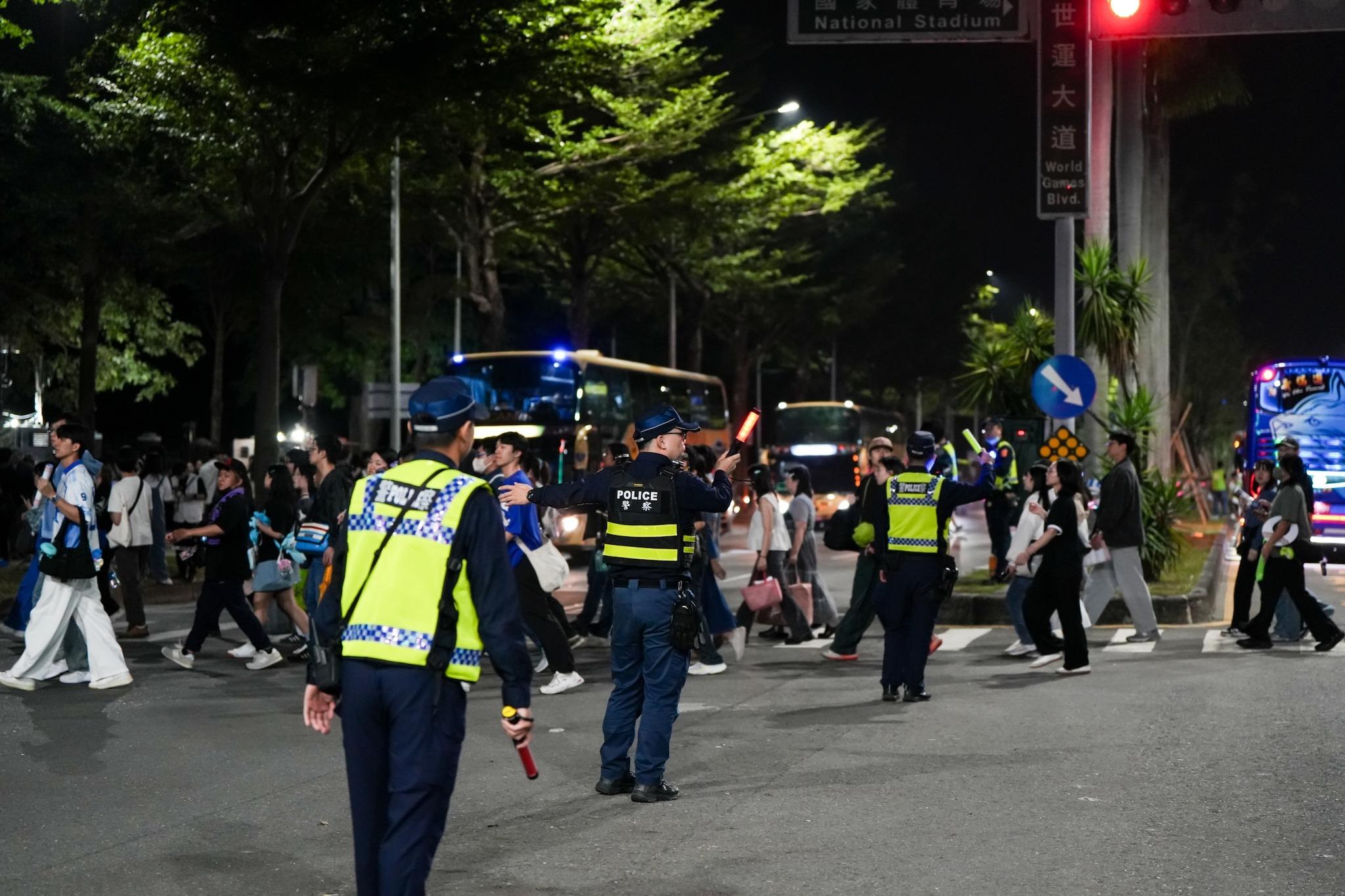 高市府加派55輛接駁車,往返高鐵左營、新左營車站。(圖/翻攝自陳其邁臉書)