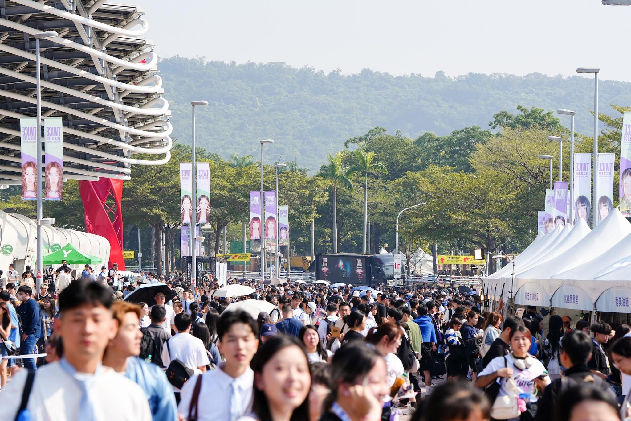 TWICE高雄世運主場館開唱,場內外湧入大批粉絲。(圖/翻攝自陳其邁臉書)