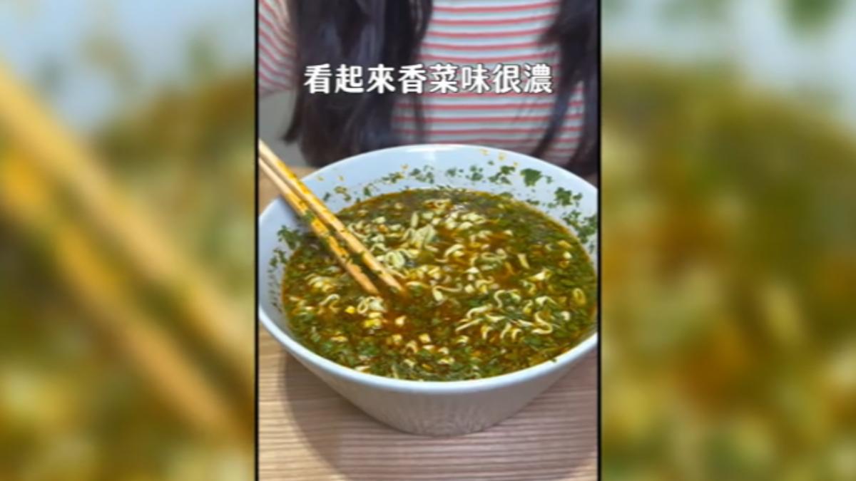 不只洋芋片有香菜口味,有業者推出香菜口味的泡麵。(圖/Fifi食旅@feimei_eat授權提供)