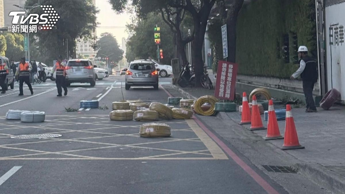 七期商辦工地配電管墜落砸毀轎車 「強風吊裝惹禍」開罰1.8萬(圖/TVBS)