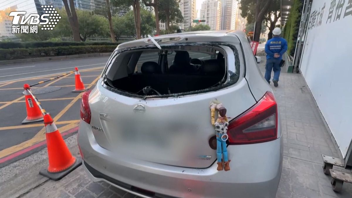 當事車主表示,當時正在紅燈前緩慢滑行,突然間物體從天而降砸中車輛。(圖/TVBS)