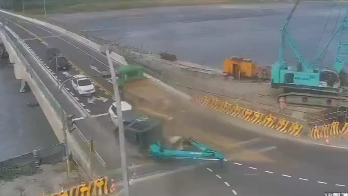 約13噸重的怪手從大卡車上掉了下來。（圖／公路局東分局花蓮工務段）