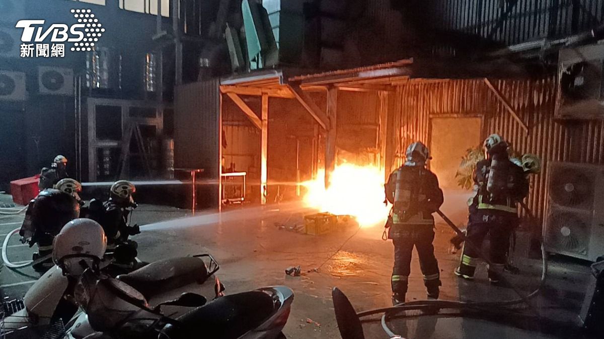 台中北屯敦仁街一間知名居酒屋，疑似員工更換瓦斯桶時操作不慎引發火災。（圖／TVBS）
