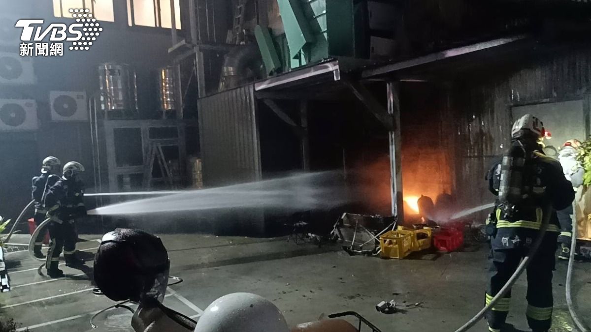 台中北屯敦仁街一間知名居酒屋，疑似員工更換瓦斯桶時操作不慎引發火災。（圖／TVBS）