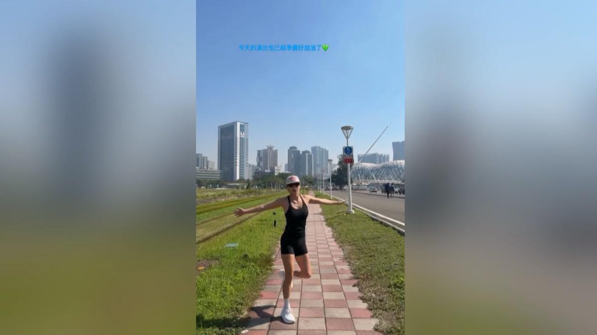 TWICE高雄第二天開唱前,隊長志效先到亞灣區慢跑,展現準備好了。(圖/翻攝IG@_zyozyo)