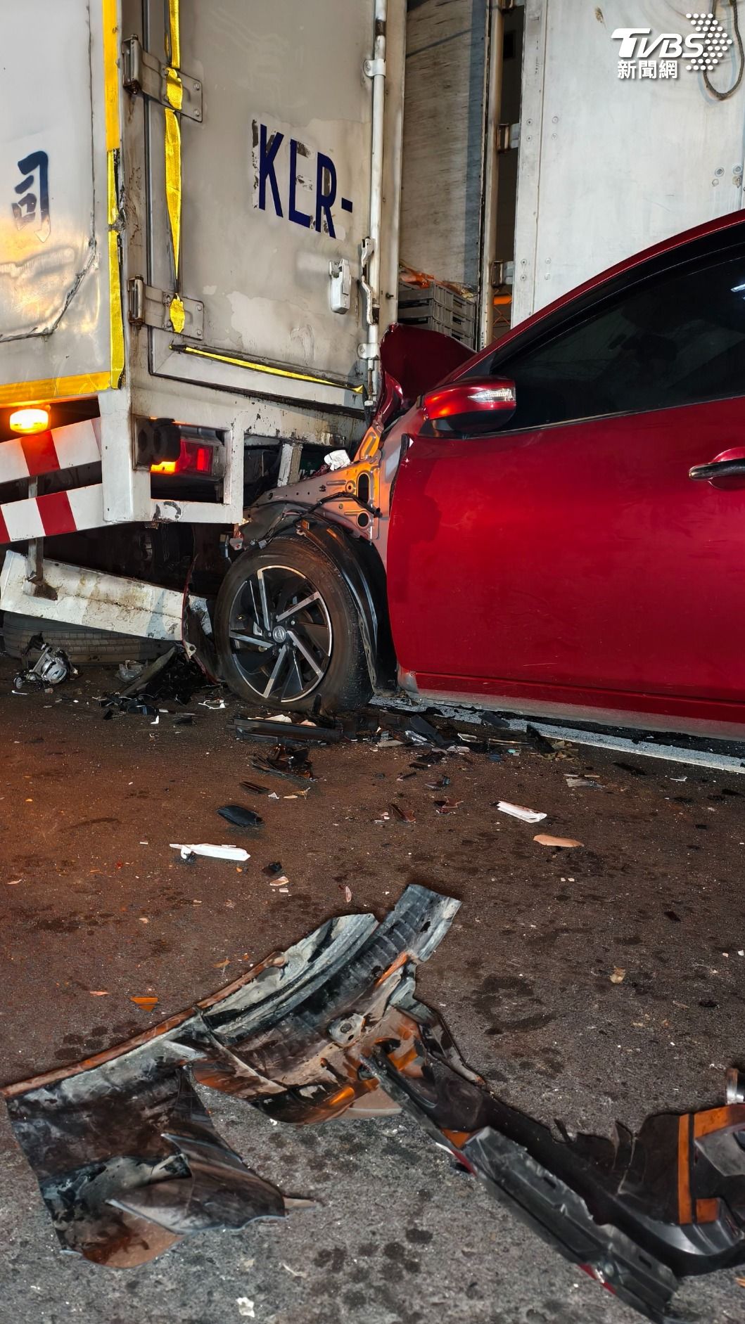 車禍撞擊力道猛烈，車殼、零件散落滿地。（圖／陳冠宇攝）