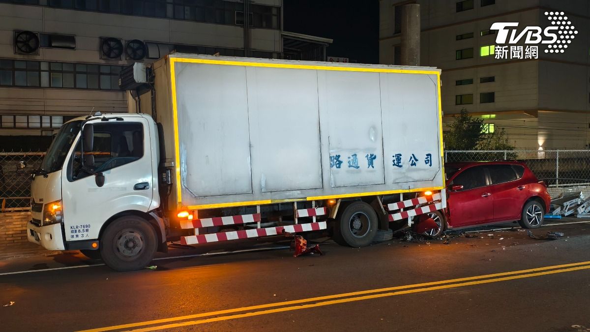 目擊者表示，撞上貨車的轎車速度相當快，直接衝向正在卸貨的物流司機。（圖／陳冠宇攝）