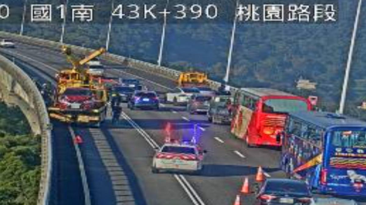 相關單位到場協助排除。(圖/國道即時路況)