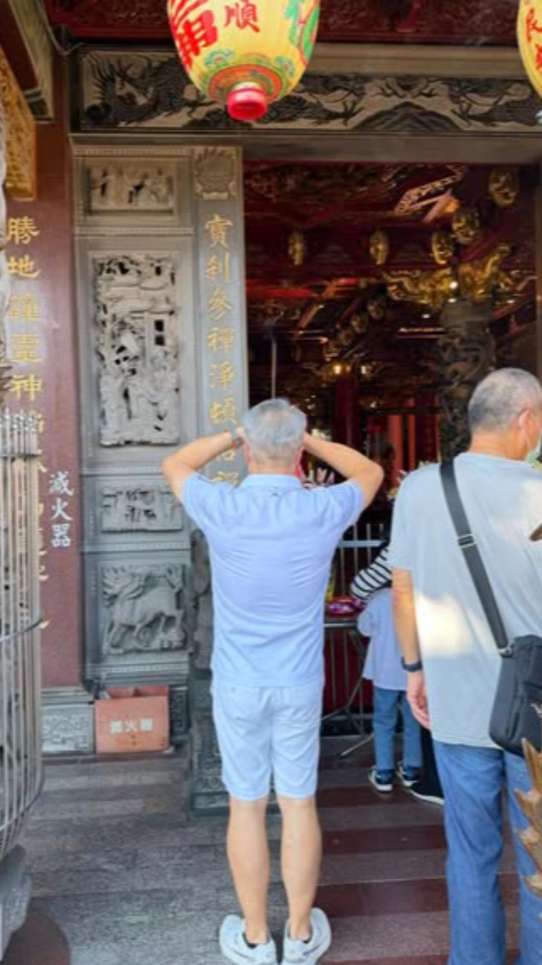 郁方帶著老公去拜拜。（圖／翻攝自郁方臉書）