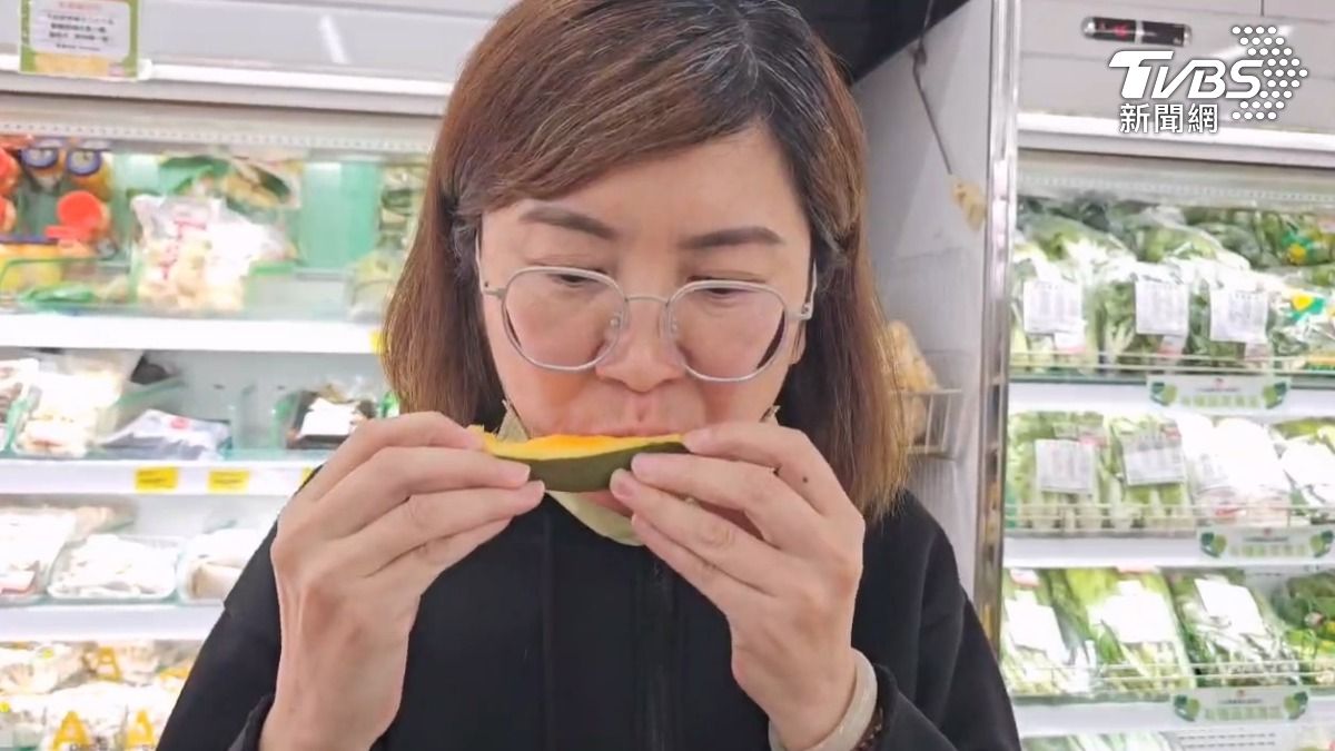 綿綿密密的蠻好吃的,沒有吃過,吃起來味道像什麼樣的水果說不出來,還蠻甜的(圖/TVBS)