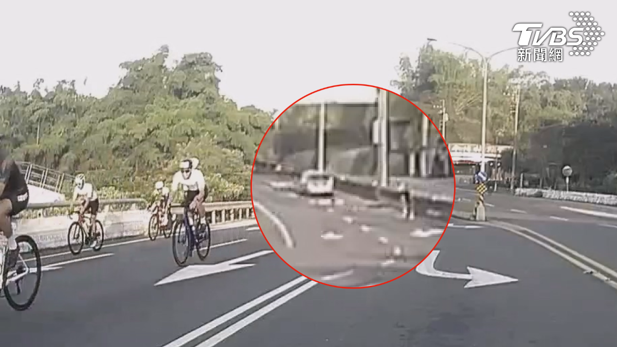 兩輛自行車疑似發生碰撞,導致15歲的少年連人帶車倒在內側車道,這時後方一輛銀色轎車高速駛來,反應不及直接輾了過去(圖/TVBS)