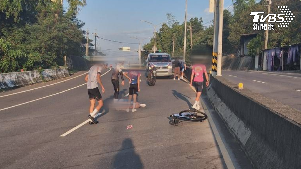 救護車抵達現場,趕緊將倒地的少年抬上擔架送醫救治,但還在加護病房尚未脫離險境(圖/TVBS)