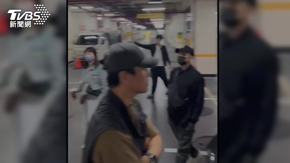 創作歌手李狐，拍下民眾卡在停車場的影片，表示因為網路異常，導致繳費機無法使用，閘門也打不開。（圖／foxlee0205提供）