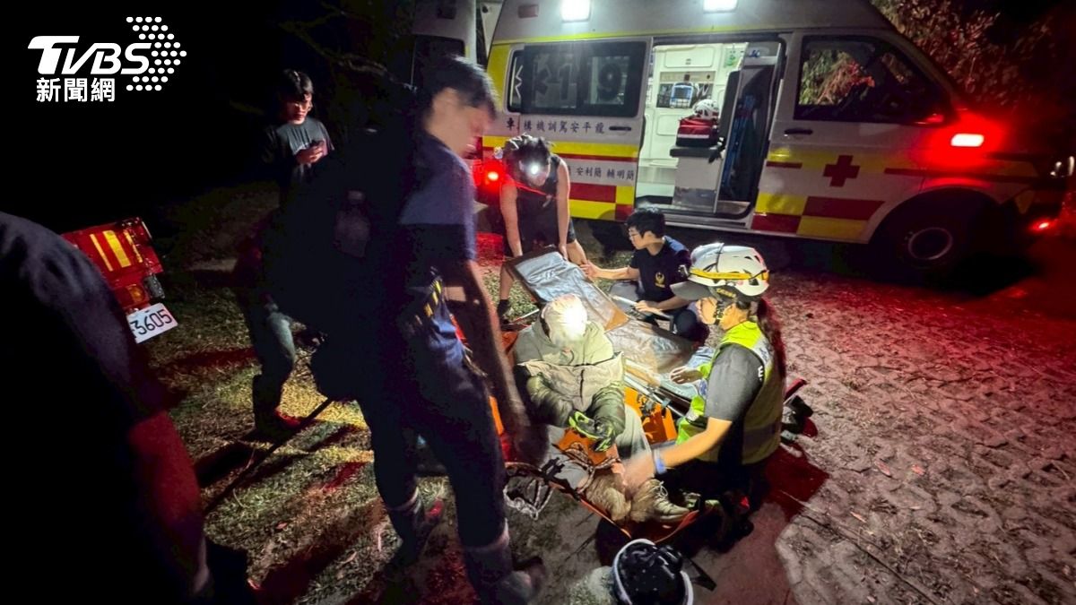 爬都蘭山重摔！婦人疑腦震盪狂吐　21消防接力搬下山