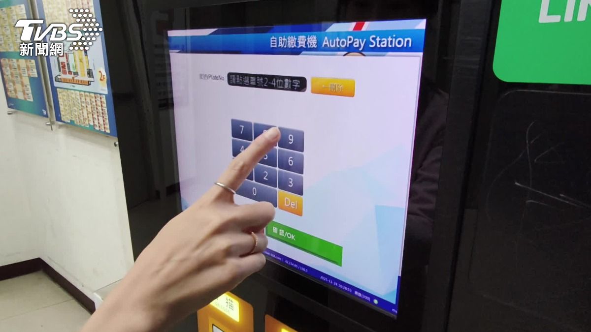 網路卡當發生在晚上9點左右，因此除了顧客受到影響，也有部分要下班的商場員工受到波及。（圖／TVBS）