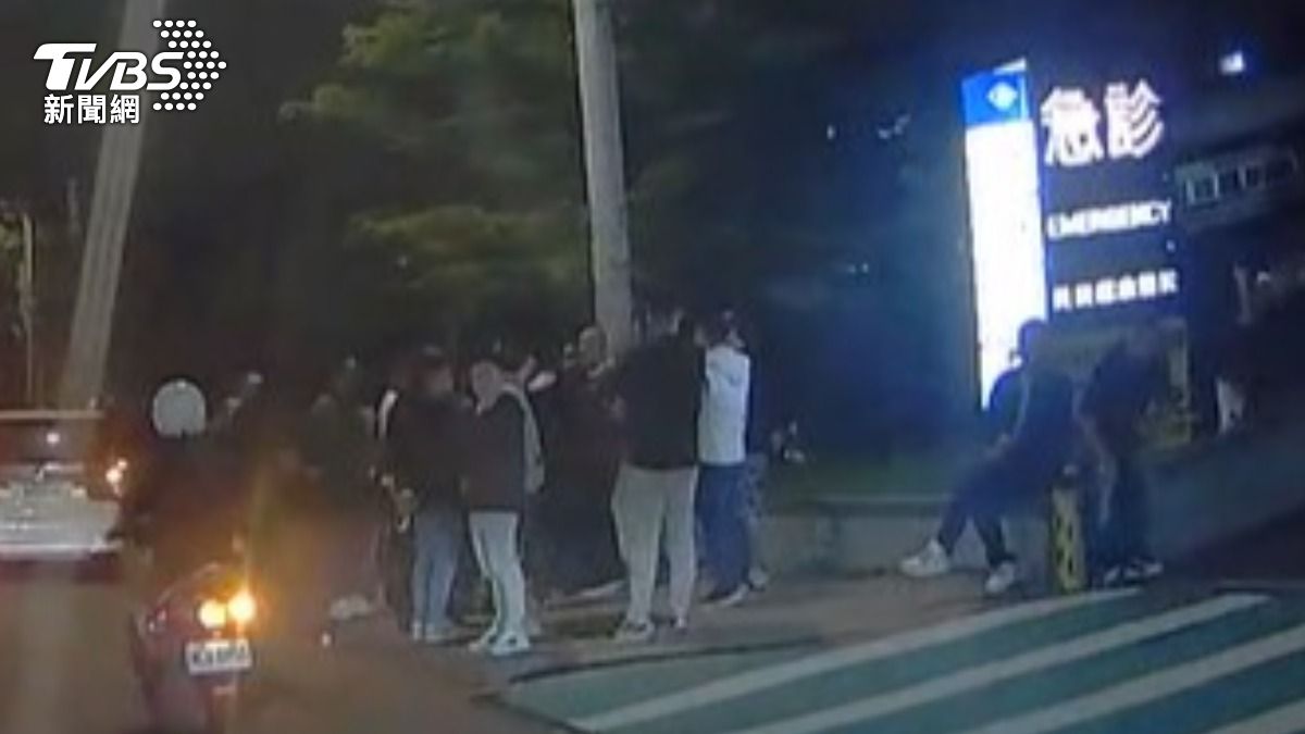 大批黑衣人聚集在醫院急診室外。(圖/TVBS)