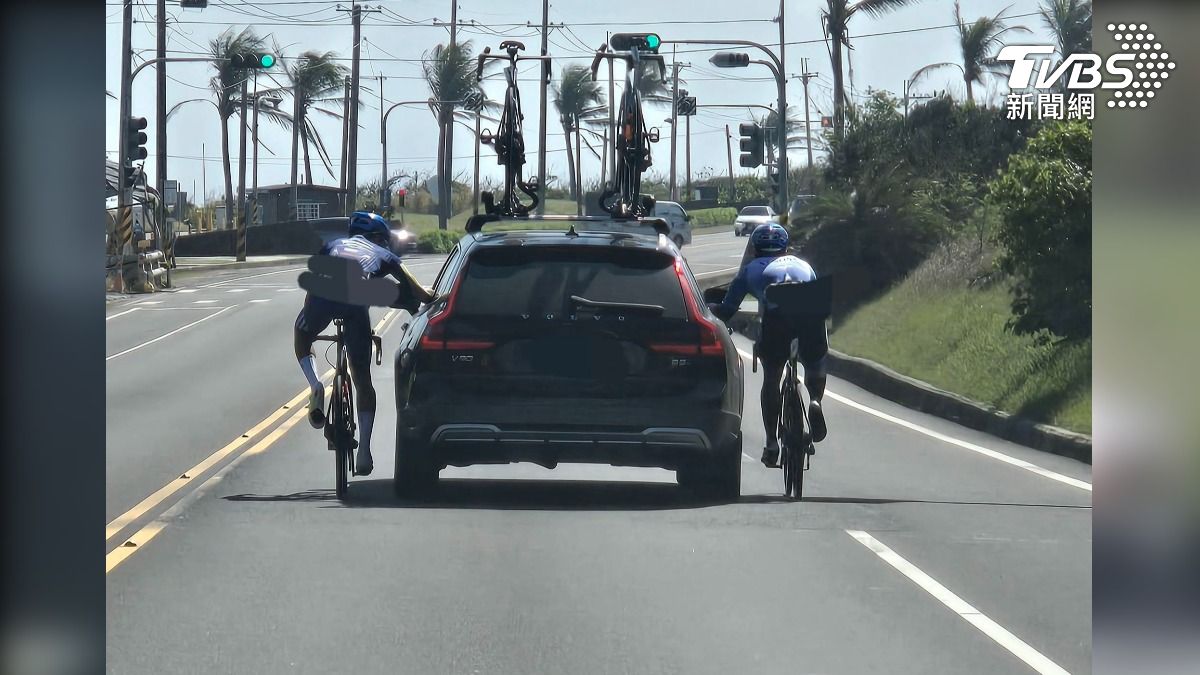 有民眾捕捉到兩名選手扶著汽車前進,直呼難道不是作弊?自由車協會回應2選手已棄權,所以請隊車協助(圖/翻攝Threads_chuita_chiu)