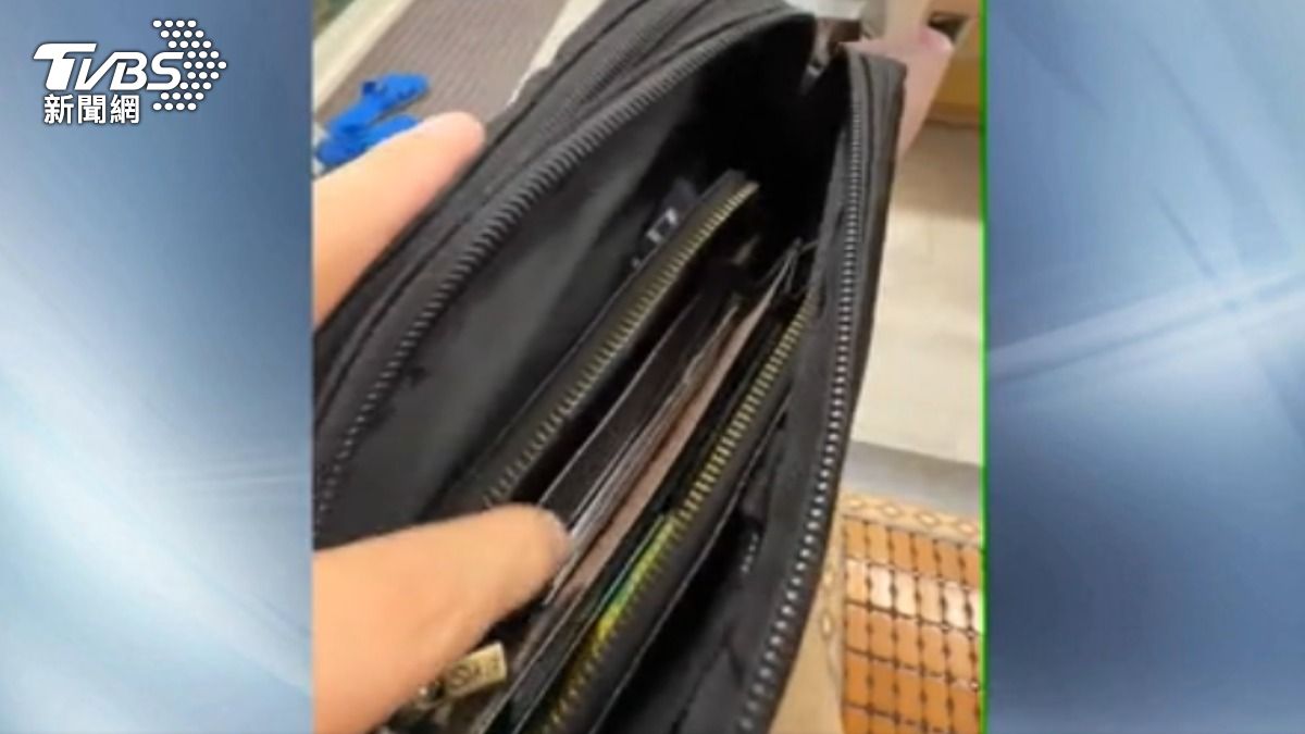 男控賊趁機拉開夾層，偷走1萬元現金。（圖／TVBS）