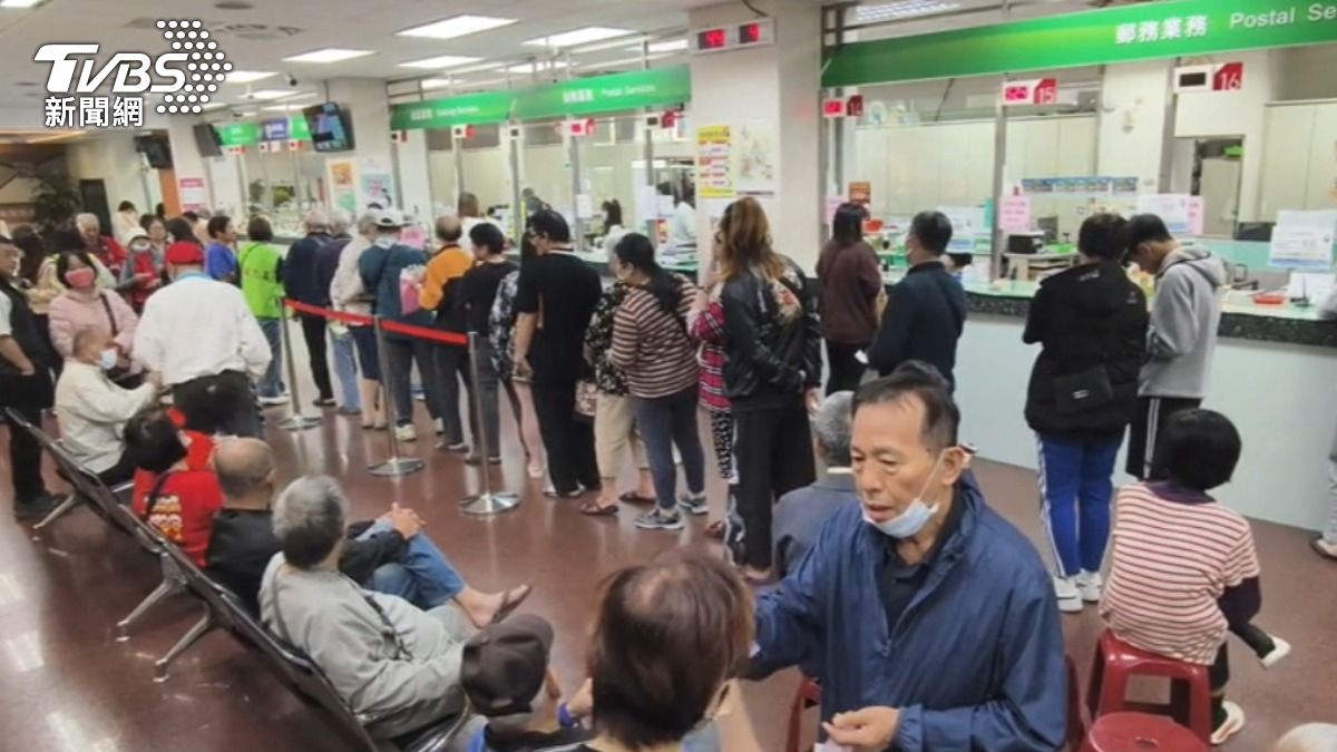 郵局擠滿領取普發一萬的民眾。(圖/TVBS)