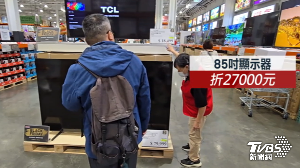 500項商品祭優惠價,其中85吋顯示器大砍價折2萬7千元。(圖/TVBS)