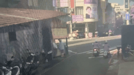 高雄75歲翁暴衝撞傷5名騎士。（圖／TVBS）