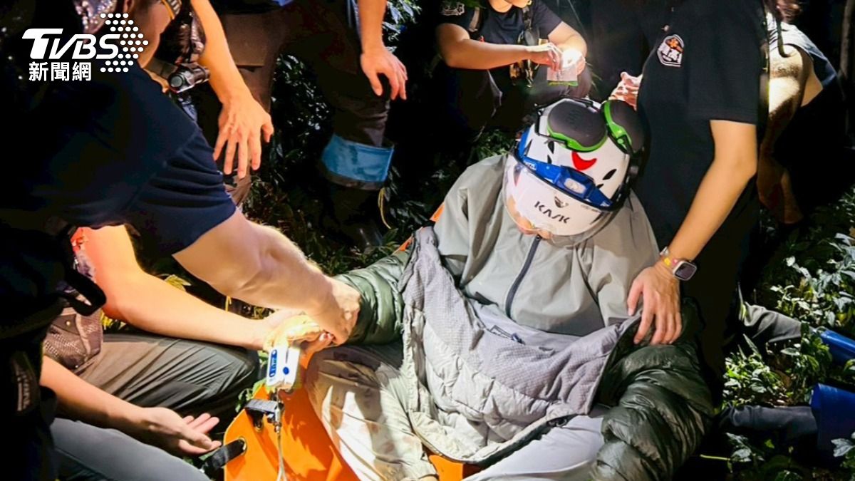 李姓女山友因頭部撕裂傷且出現嘔吐不停的情況,EMTP替她輸液給藥,並現場連線急診醫師,確認病況。(圖/TVBS)