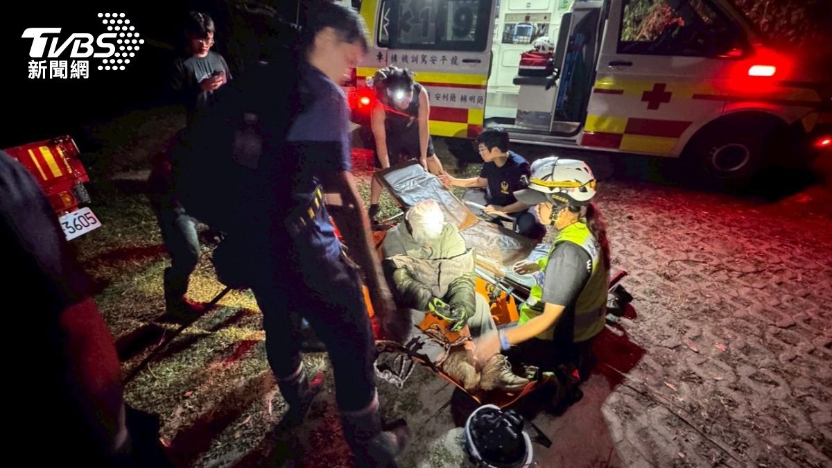 台東消防員以徒手搬運方式接駁李女下山,並緊急將她送往台東馬偕醫院救治。(圖/TVBS)