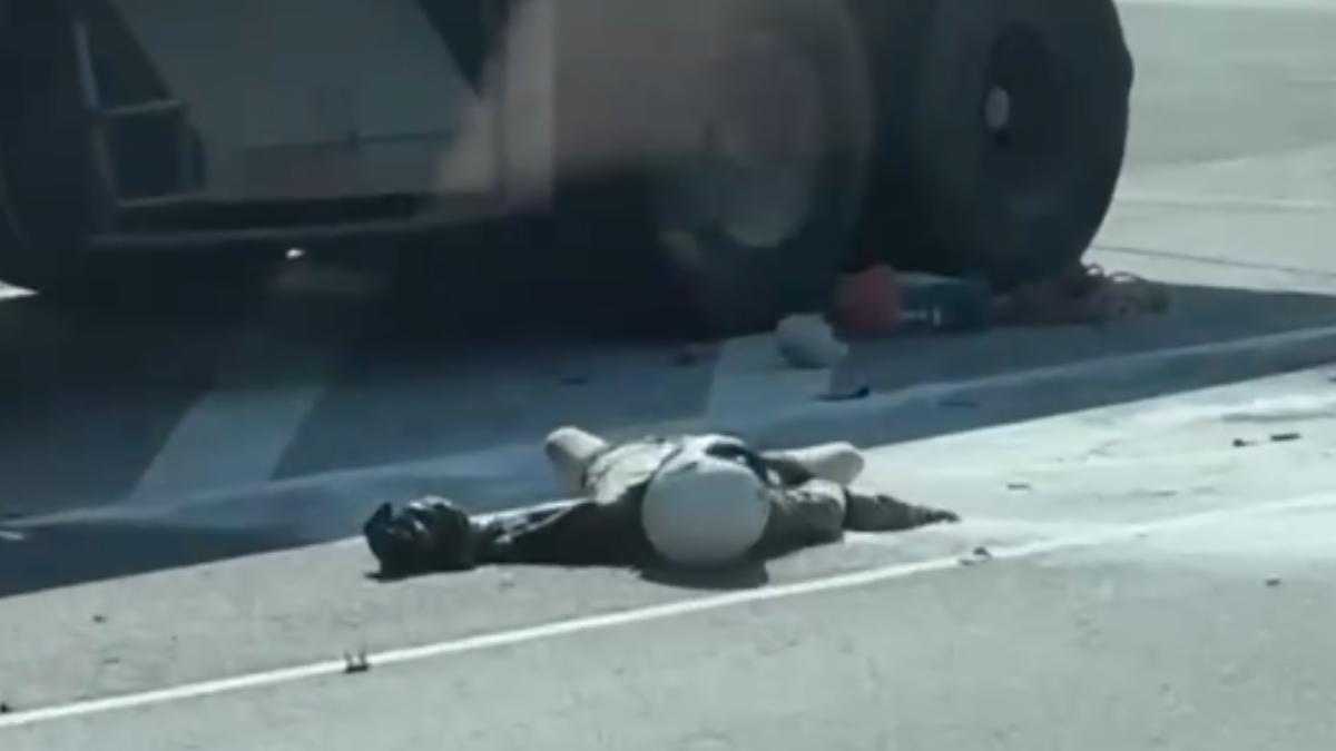 善化啤酒廠外發生碰撞車禍，騎士倒地命危。（圖／翻攝自記者爆料網）
