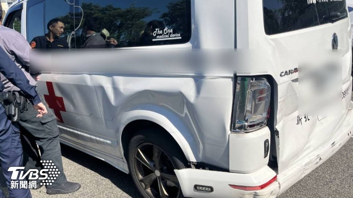 救護車車身多處凹陷。（圖／TVBS）