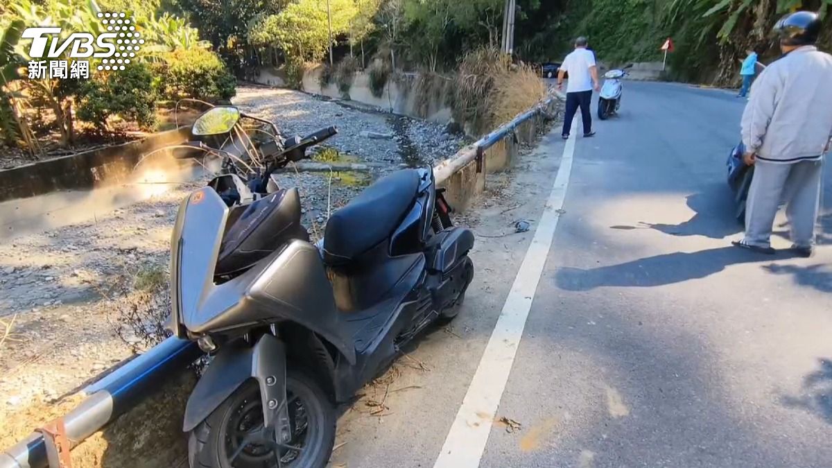事故現場可見機車卡在護欄旁,而安全帽則掉落在河床上。(圖/TVBS)