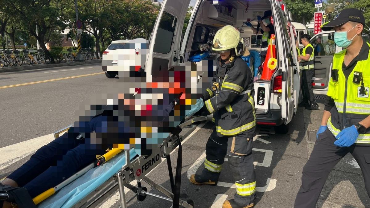 警消將婦人送醫救治。(圖/民眾提供)