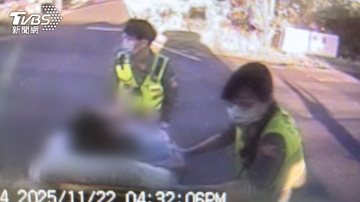 輪椅長者路口遭貨車撞飛,僅擦挫傷無大礙。(圖/TVBS)