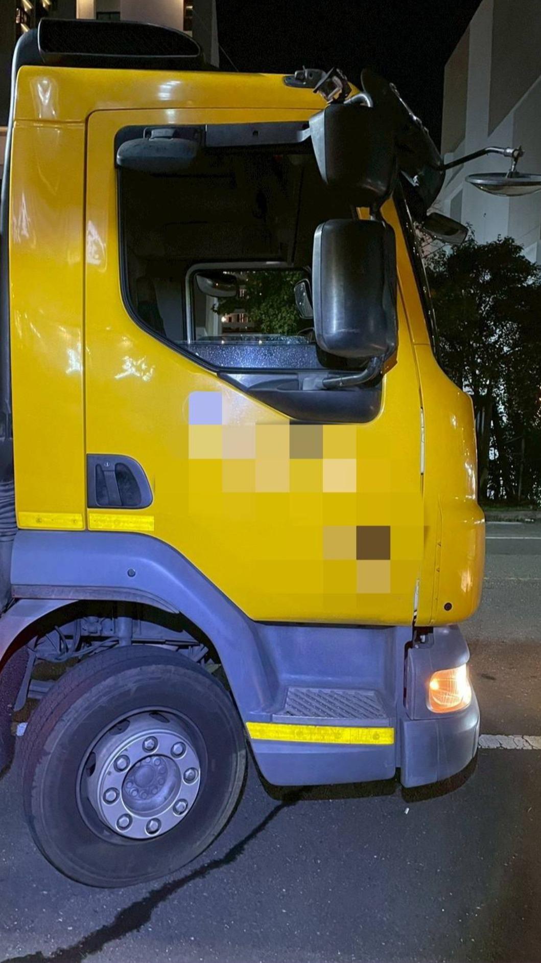 倒完垃圾快步穿越車頭　婦人遭垃圾車撞倒送醫。（圖／礁溪分局）