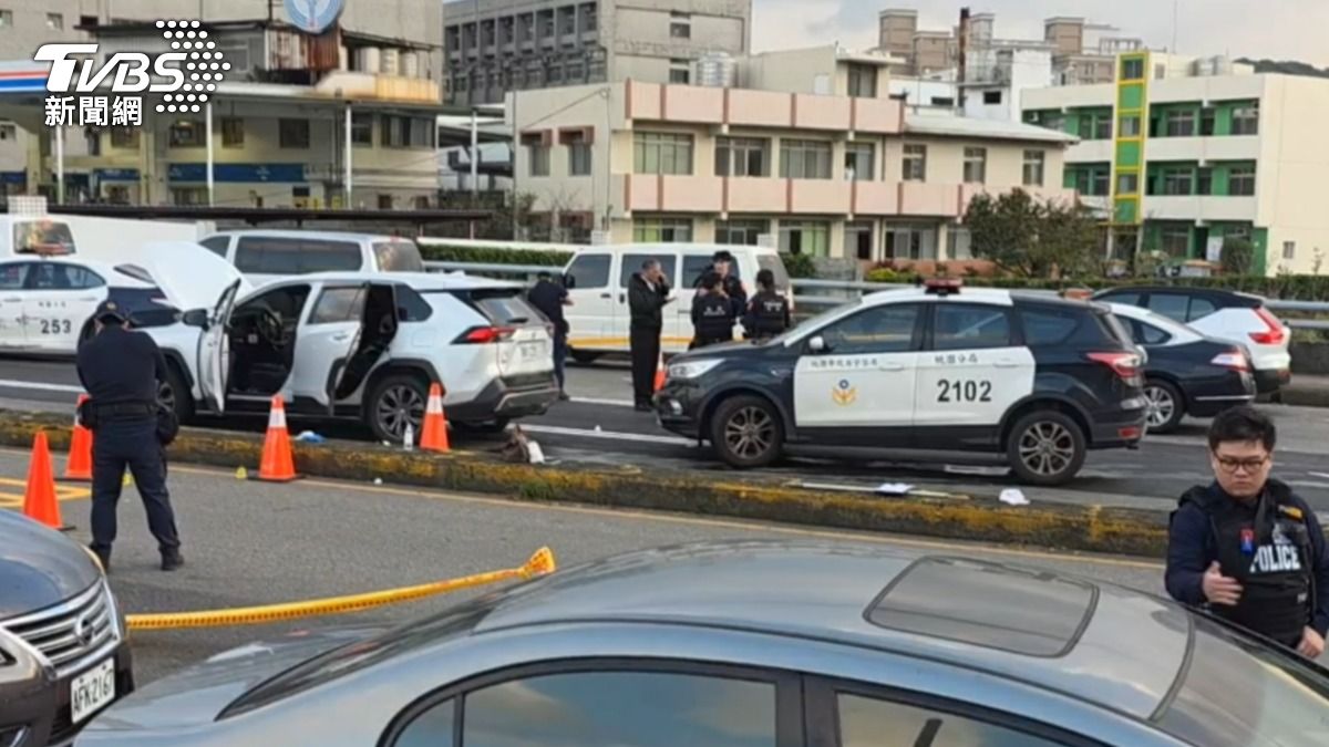 警方朝輪胎開槍,將嫌犯逮捕到案起獲毒品等相關證物。(圖/TVBS)