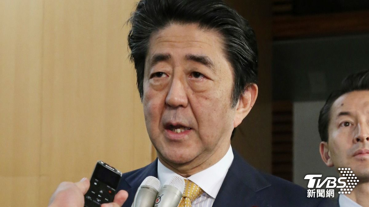 前日本首相安倍晉三任內厚生勞動省推出「工作方式改革法」,旨在改善勞動條件。(圖/達志影像美聯社)